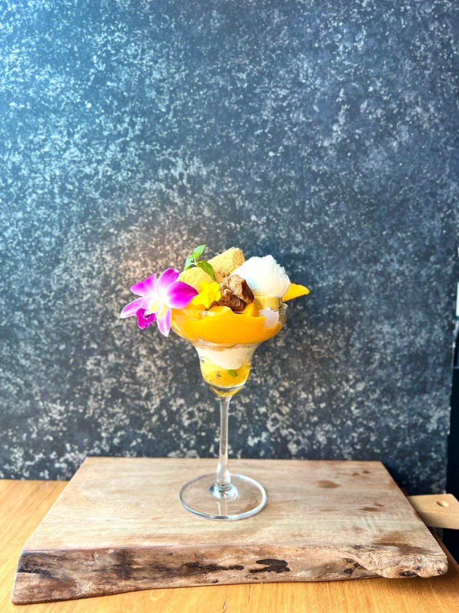 cafe_flight_4F's tweet photo. 8/5（月） 12:00-open

久しぶりに投稿します。

今月のパフェ【熱帯果樹パフェ】です！🥭
マンゴー、パイナップル、バナナ、ココナッツ、パッションフルーツ5種類のトロピカルフルーツをメインとしてます✨️

本日もお待ちしております!!
 
#CAFEFLIGHTLOUNG https://t.co/LYkpv3P6UN