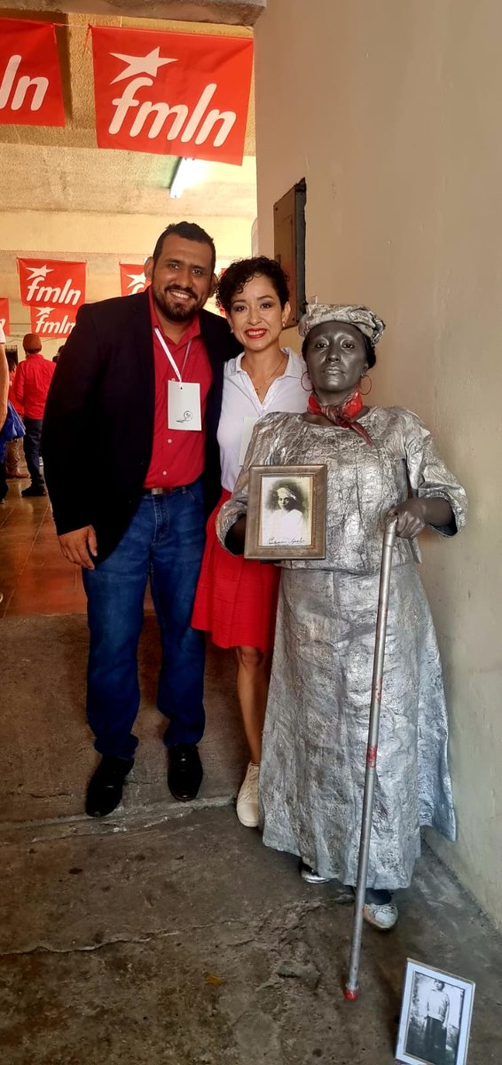 LiliMarAndrade's tweet photo. Acaso se fijaron que había una Prudencia Ayala en la entrada?  Y que un grupo salvadoreño histórico cantó en vivo el himno de El Salvador, el himno del partido y la marcha de la unidad? Ah no, es que sólo las bailarinas les llamó la atención 😅 https://t.co/1m25gJyucL
