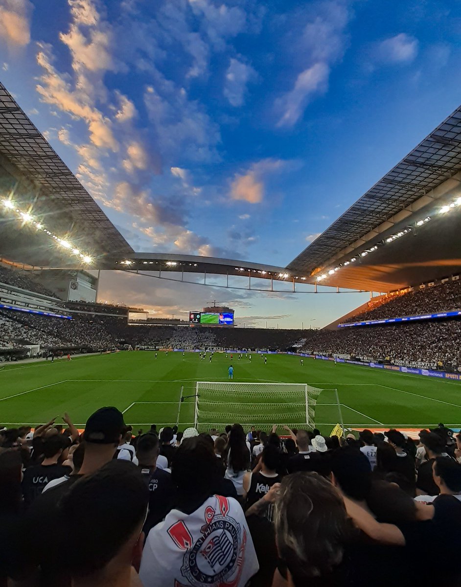 Essa foto que eu tirei hoje ficou foda.

Esse lugar é surreal.