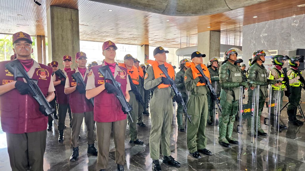 #4Ago || Con nuestro Presidente y Comandante en Jefe <a href="/NicolasMaduro/">Nicolás Maduro</a>, el Alto Mando Militar y los dignos Centinelas de la Patria, celebramos el 87º Aniversario de la benemérita y cohesionada Guardia Nacional Bolivariana. 🇻🇪 #87AniversarioGNB #FANB