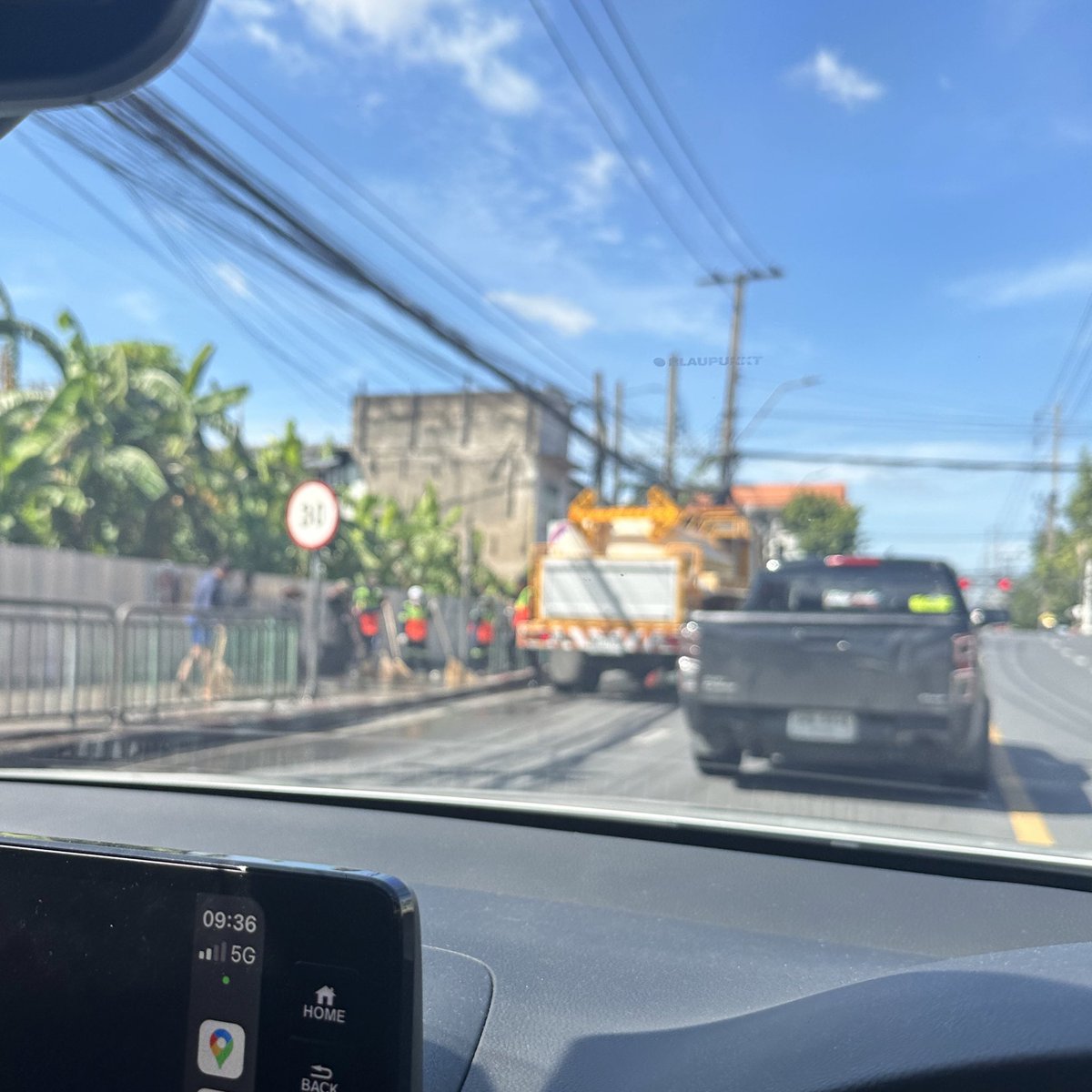 #รถติด แบบเป็นกิโล… เพราะวิ่งได้เลนเดียวในเวลา 9 โมงเช้าวันจันทร์! นี่เคารพทุกการทำงานนะ แต่ทำไมไม่เลือกเวลาทีาเหมาะกว่านี้ ถ่อยทีถ่อยอาศัยกัน ติดเกือบครึ่งชั่วโมง สุดยอด #บางซื่อ #เตาปูน