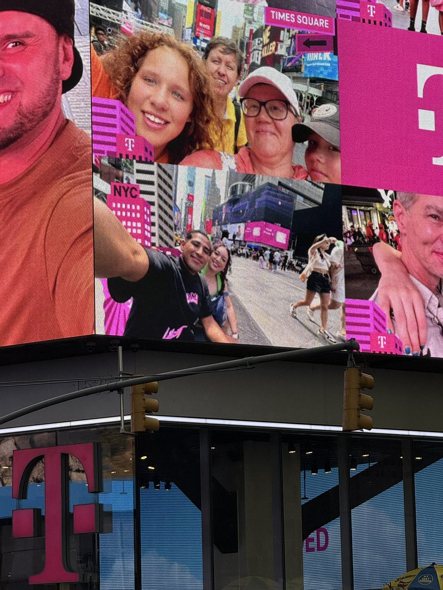 NatFriass's tweet photo. Aparecimos en una de las pantallas de Times Square #TimesSquare #Tmobile #Manhattan @AlanVT8 😜 https://t.co/97tz8i8CMC