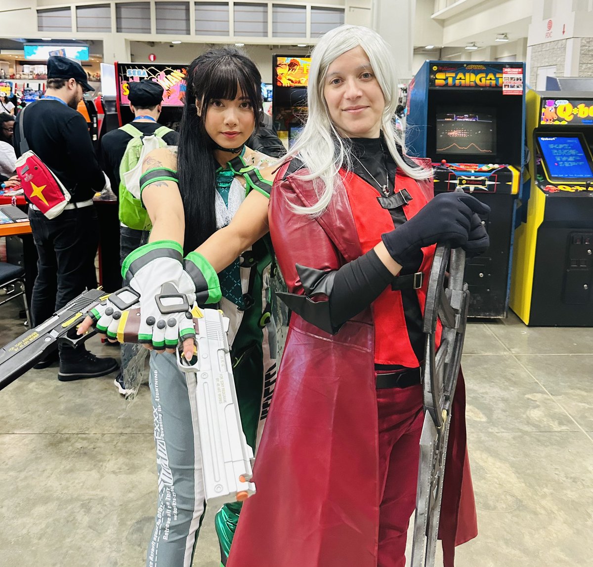 Trading weapons~

Eve cosplayer: <a href="/Noirnekohime/">Noir</a>