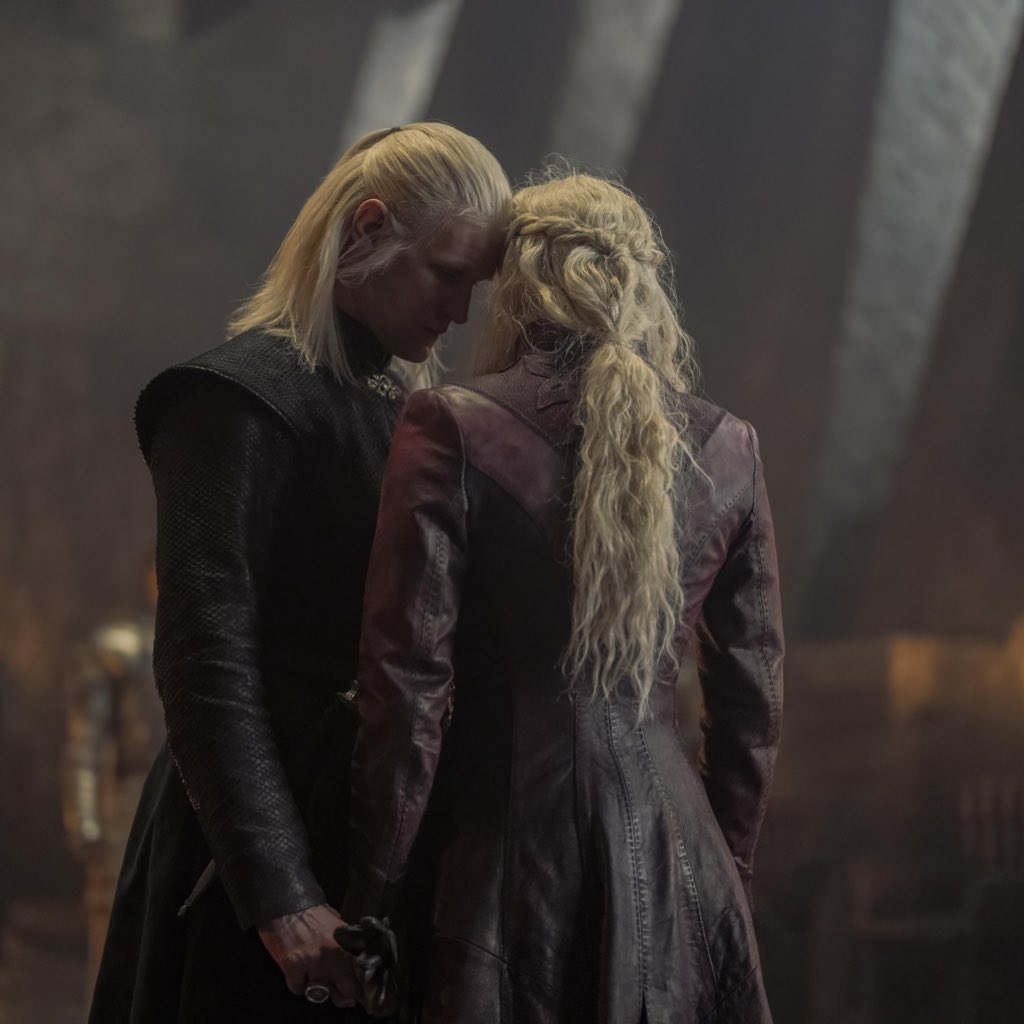 VISVNYA's tweet photo. one thing about daemon and rhaenyra is that they will always hold hands in front of everyone and their mothers https://t.co/5n9jtdXrc8