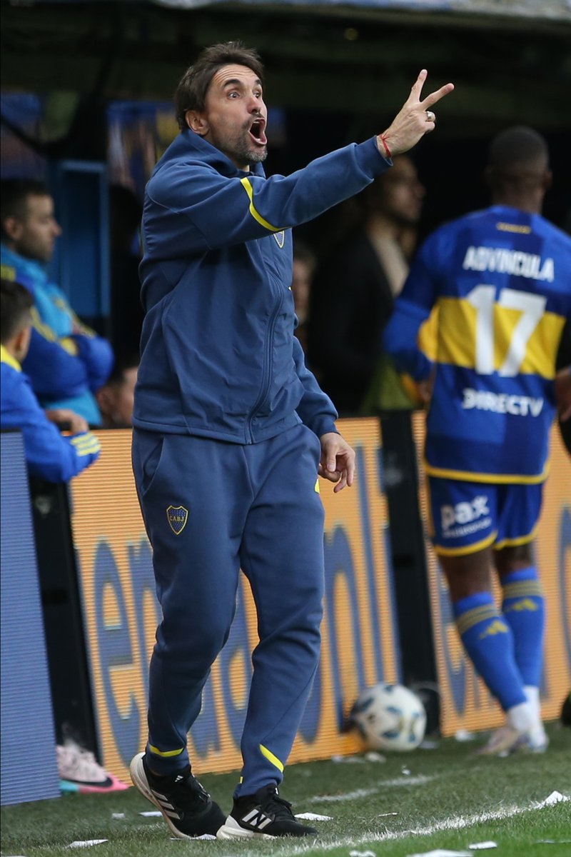 Diego Martínez dando indicaciones a sus jugadores frente a Barracas.