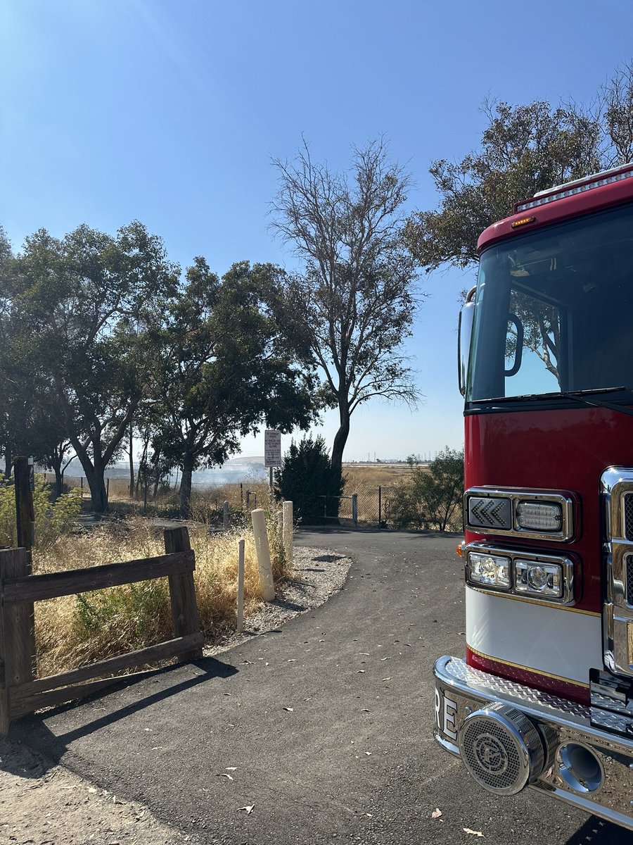 FremontFire's tweet photo. Firefighters have stopped forward progress of the Landing Fire, the vegetation fire burning in the area of Landing Pkwy and Fremont Blvd. The second alarm units requested to respond to the fire have been canceled. No reports of injuries. @Fremont_CA @FremontPD https://t.co/CMZxjzxsI2