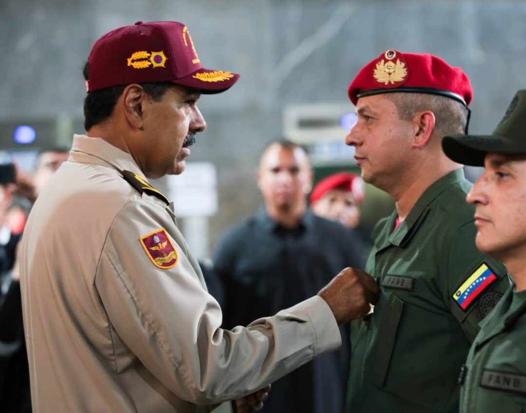 AMB_FANB's tweet photo. 📸#EnFotos| Presidente y comandante en Jefe de la Fuerza Armada Nacional Bolivariana @NicolasMaduro lideró acto de ascensos al grado de Mayor General y Almirante de la FANB. https://t.co/DuO84xICPe