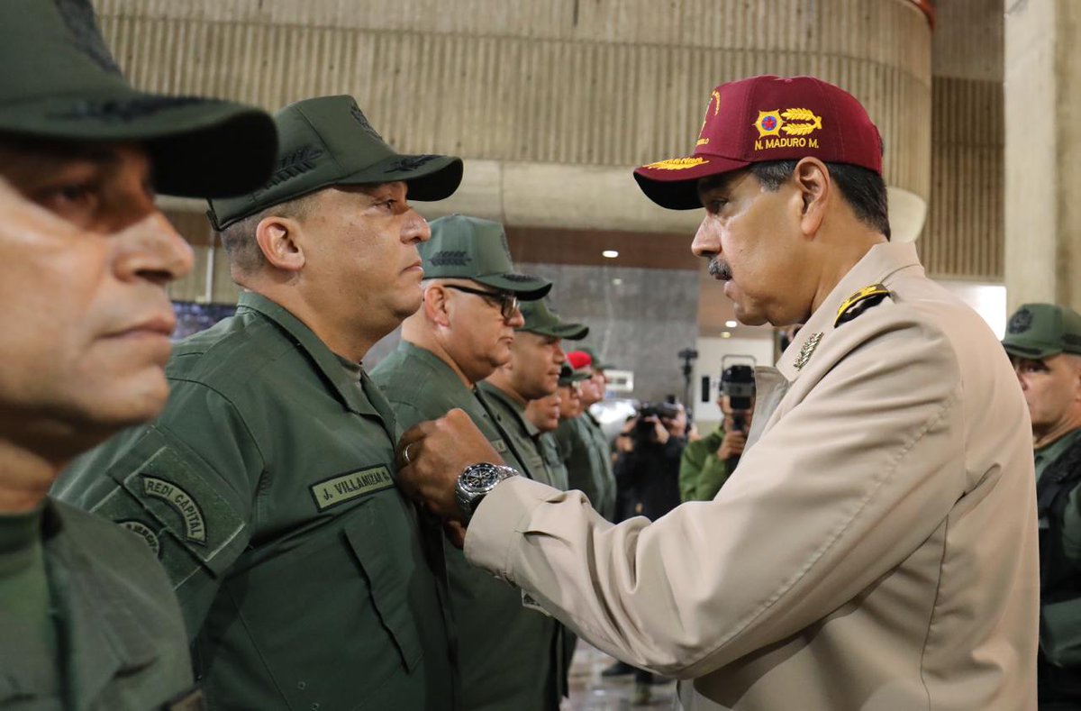 AMB_FANB's tweet photo. 📸#EnFotos| Presidente y comandante en Jefe de la Fuerza Armada Nacional Bolivariana @NicolasMaduro lideró acto de ascensos al grado de Mayor General y Almirante de la FANB. https://t.co/DuO84xICPe