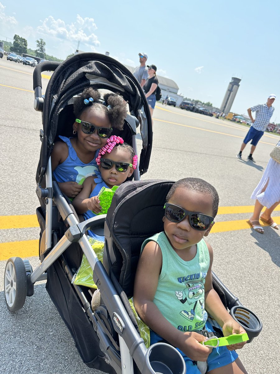 UDigNY_FLX_Rep's tweet photo. It was  a hot day at the #ROC airshow, these kids still looked cool.  The Italian flight team put on a remarkably colored show. https://t.co/dZ4ry66SWU