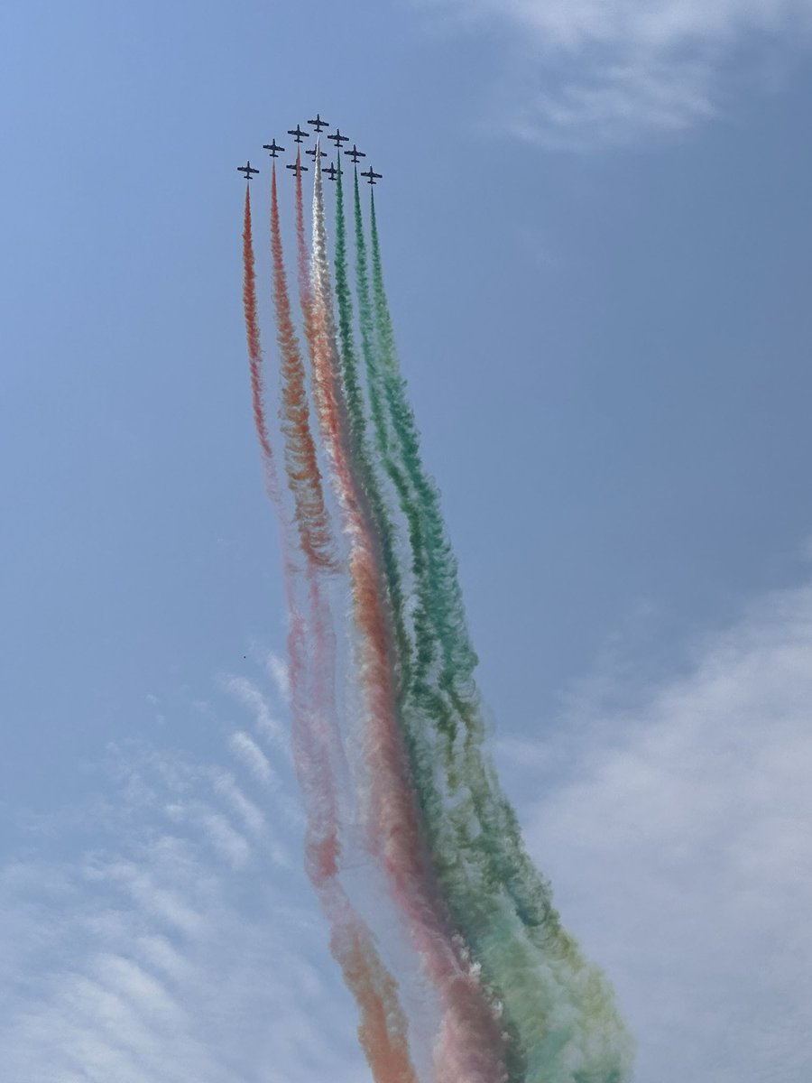 UDigNY_FLX_Rep's tweet photo. It was  a hot day at the #ROC airshow, these kids still looked cool.  The Italian flight team put on a remarkably colored show. https://t.co/dZ4ry66SWU
