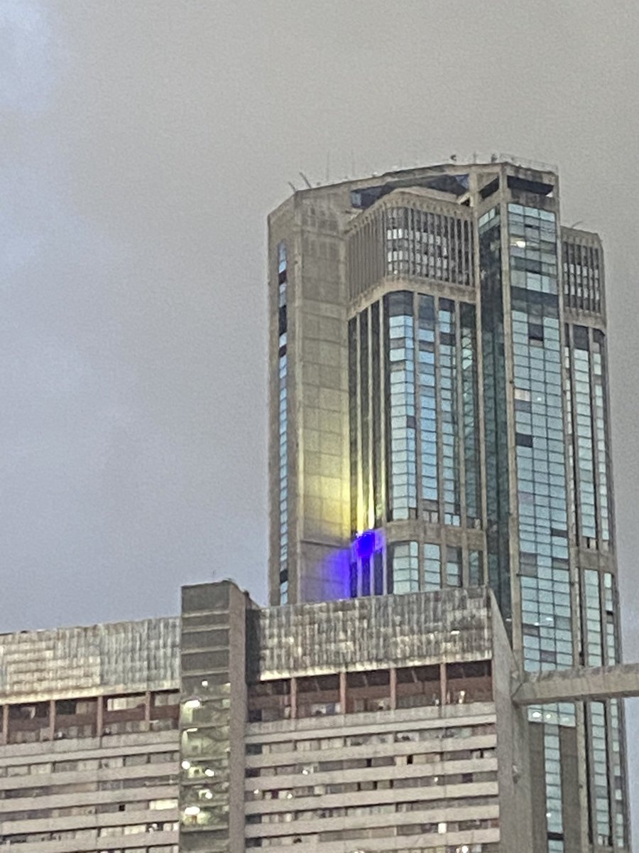 JJVZ95's tweet image. Pa fuera !! La valla que estaba en parque central  de #NicolasMaduro 🇻🇪⛓️💪  #VenezuelaLibredeDictadura #VenezuelaLibre #Parati