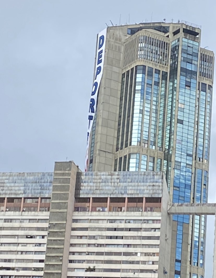 JJVZ95's tweet image. Pa fuera !! La valla que estaba en parque central  de #NicolasMaduro 🇻🇪⛓️💪  #VenezuelaLibredeDictadura #VenezuelaLibre #Parati