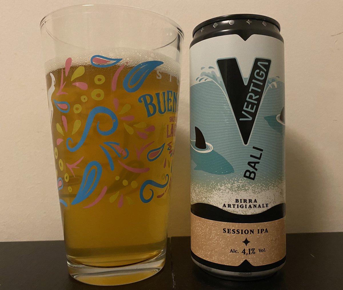 Giovanni_N0's tweet image. Stasera annamo co sta session ipa da 4.2% del birrificio italiano Vertiga. Passion fruit e mango con un leggero finale amaro. Perfetta da spiaggia. #sessionipa #birrecensioni