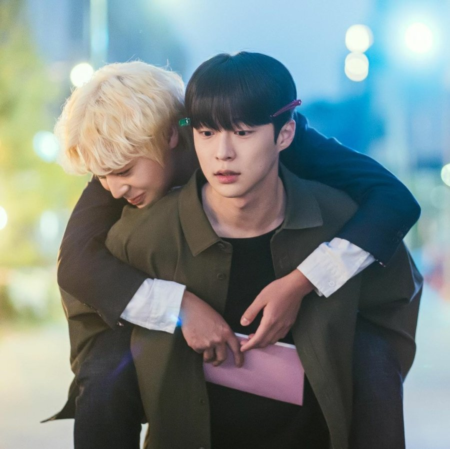 KDramaHandle's tweet image. #ParkJiHoon has signed an exclusive contract with #AtADistanceSpringIsGreen co-star #BaeInHyuk's agency YY Entertainment.