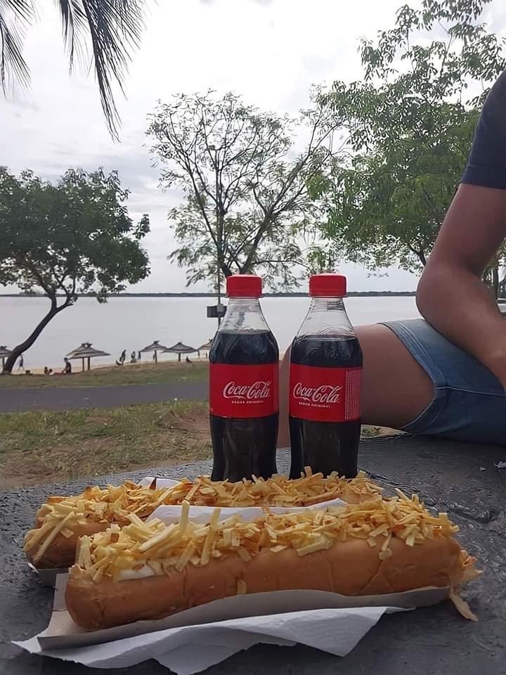 está para un panchito y una coca? *recibir*