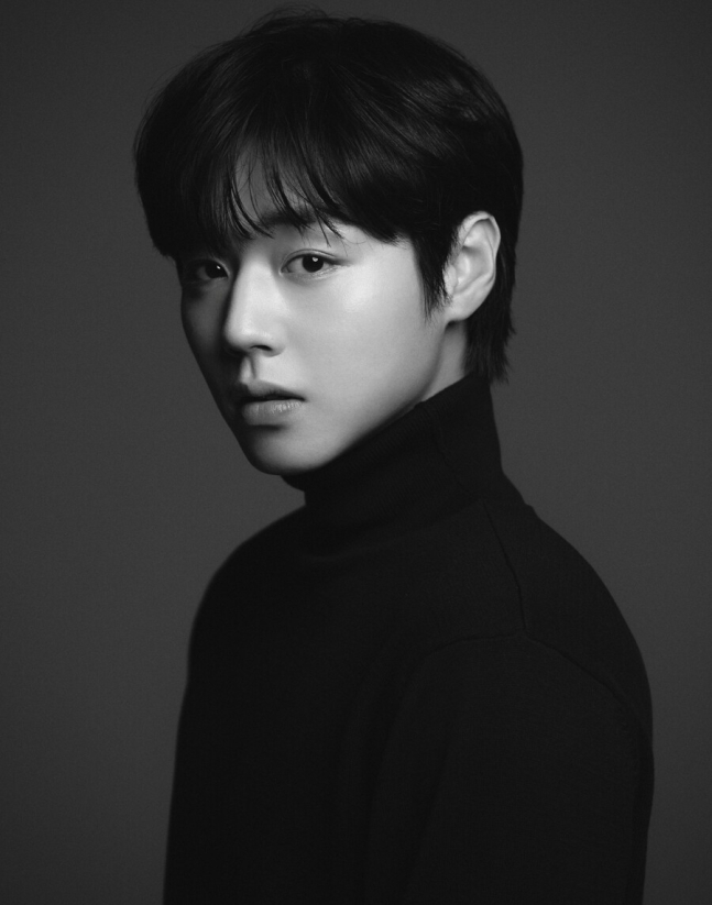 KDramaHandle's tweet image. #ParkJiHoon has signed an exclusive contract with #AtADistanceSpringIsGreen co-star #BaeInHyuk's agency YY Entertainment.