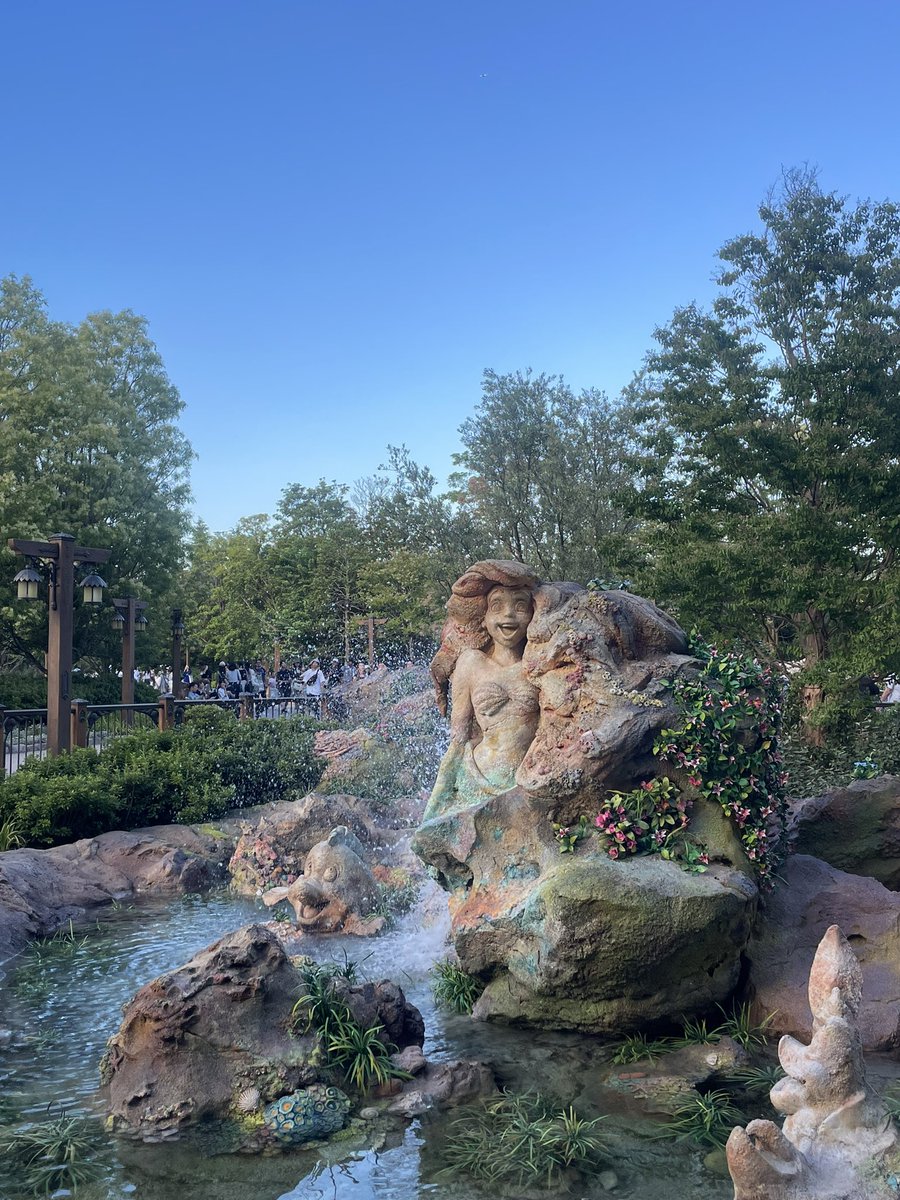 kyuchan_____'s tweet photo. 昨日もまたファンタジースプリングス行った⛲️
今回は時間に余裕があったからエリア内しっかり探索したんだけど、本当に世界観ひとつひとつの作り込みがすごくて...あんまりディズニー興味ない人にも行ってほしい！となった🪽🪽 https://t.co/HzbKsOXMt4