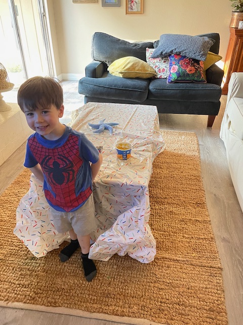 DES_McFarling's tweet image. Coffee table picnic!! #gettingdesperate #DESisBEST #Summerbingo