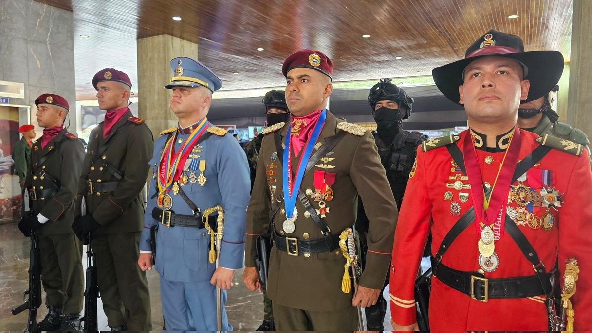 📷 #EnFotos || El Comandante en Jefe de la Fuerza Armada Nacional Bolivariana @Nicolas Maduro encabezó el acto con motivo al 87 Aniversario del Guardia Nacional Bolivariana. 
#SoloUnidosVenceremos