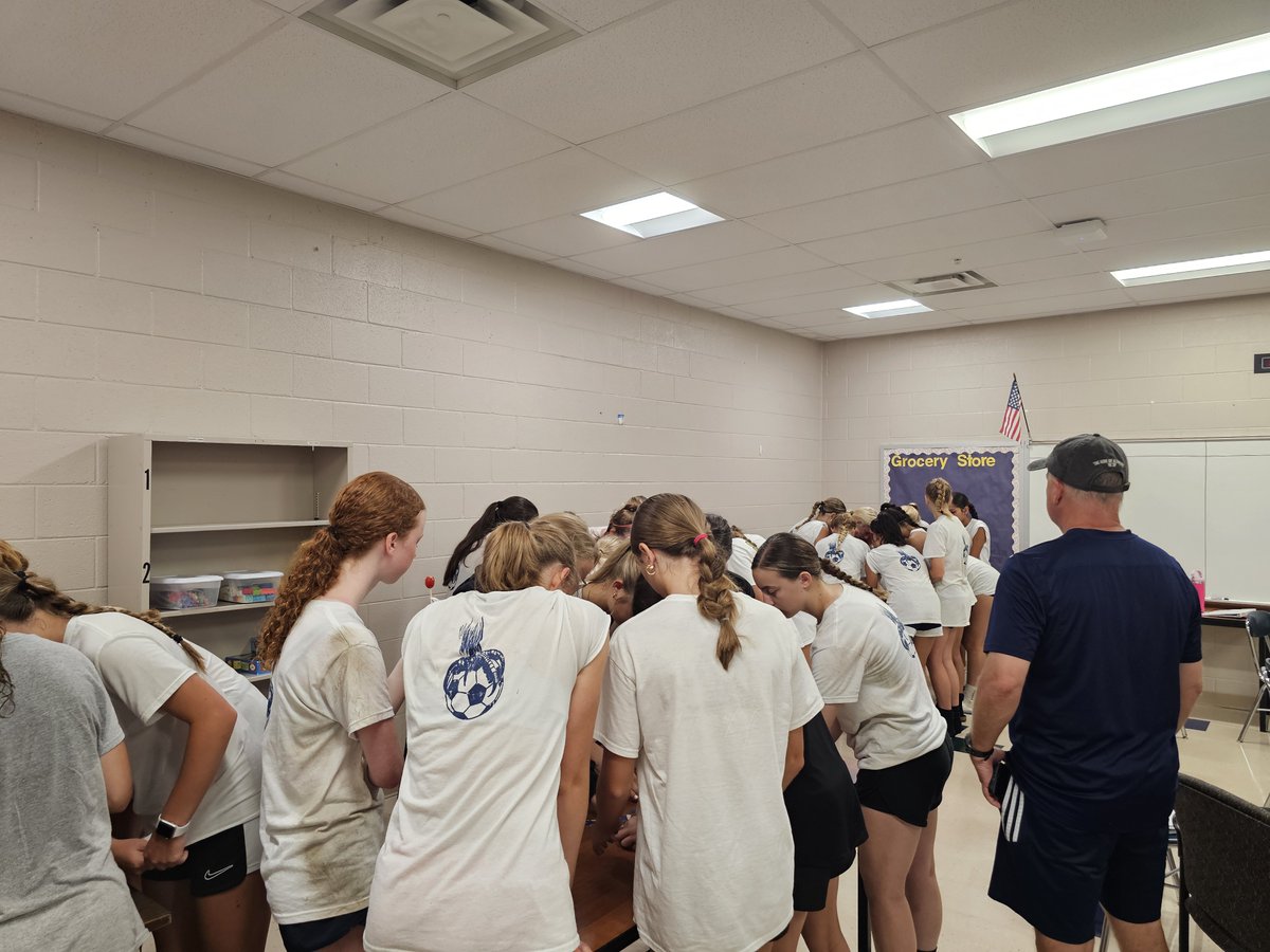 H2AthleticAdv's tweet image. I have the honor to work with Independence High School Women&apos;s Soccer.  Spend time building a positive team culture and how the 4 Cs build a strong, connected, and committed team.

#POPT #noenergyvampiresallowed🚫  #thecompetitiveadvantage