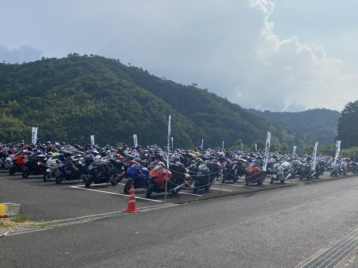 LS_Hayabusa's tweet photo. 初！隼祭り行きました！福岡から寄り道やアクシデントに見舞われ土曜日の夜中2時に出発しましたが結局、往復1700キロくらい走りました😅

それより隼祭りの時、竹林公園のすぐ下で隼事故してたけど大丈夫かな？大破してた😇
隼祭りに来て隼奉納とか辛すぎる。

#隼祭り　#隼事故 https://t.co/94dV0RKpqO