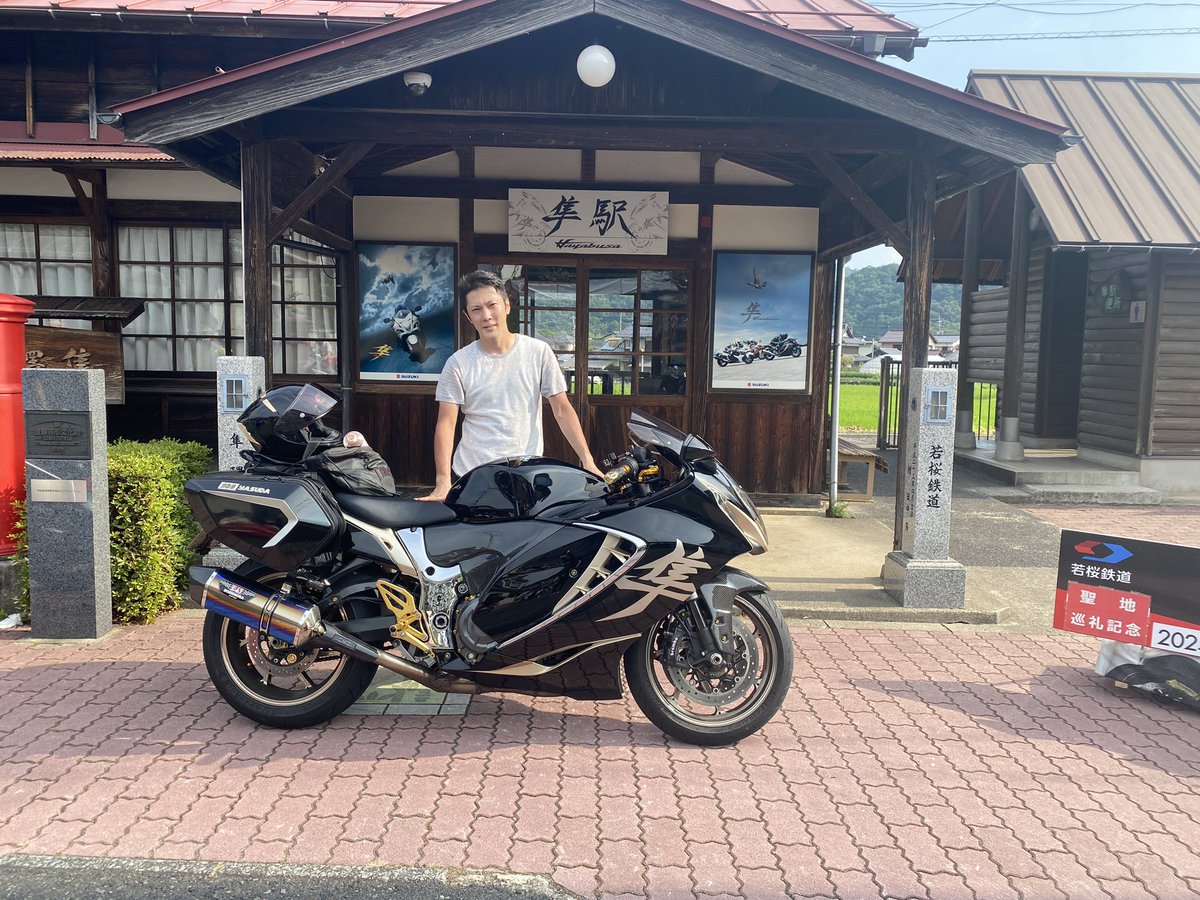 LS_Hayabusa's tweet photo. 初！隼祭り行きました！福岡から寄り道やアクシデントに見舞われ土曜日の夜中2時に出発しましたが結局、往復1700キロくらい走りました😅

それより隼祭りの時、竹林公園のすぐ下で隼事故してたけど大丈夫かな？大破してた😇
隼祭りに来て隼奉納とか辛すぎる。

#隼祭り　#隼事故 https://t.co/94dV0RKpqO