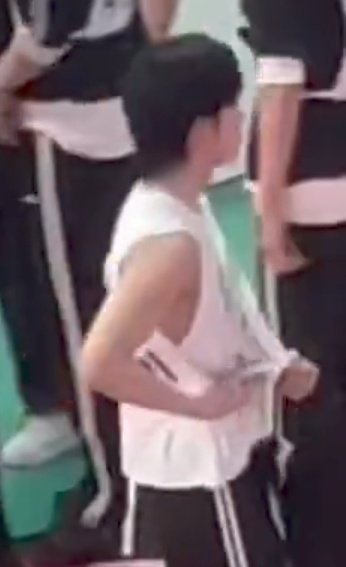 visualface's tweet photo. ricky walking around sleeveless again https://t.co/pfkXmZVxk2