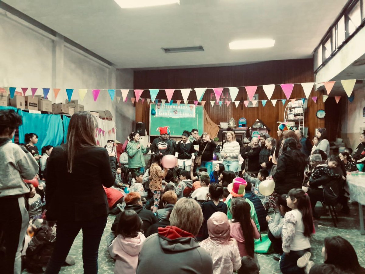 Abrazar la vida como viene es dejarme sorprender por Dios, acompañar los procesos y construir comunidad. Lo que más disfruto de mi vocación es esto... cuando el encuentro me transforma. Ahí está Jesús.