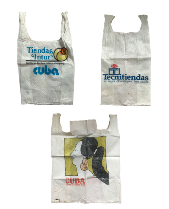 CubaOrtografia's tweet photo. Cuba, década del 80. Tres bolsas distintivas del comercio en moneda convertibe, al que solo tenían acceso los técnicos extranjeros, diplomáticos, turistas y la comunidad de exiliados. Tres bolsas que marcaron el apartheid y la discriminación del régimen cubano hacia sus ciudadanos. Aunque te parezca increíble, los cubanos no podían acceder a estas tiendas, incluso si tenías el dinero. Tenías que dárselo a un extranjero para que te hiciera la compra.

En las afueras de los establecimientos, como seres discriminados y apestados, se paraba el cubano a esperar por la transacción y los productos solicitados. Muchas veces, incrustando la cara contra el cristal de la vidriera, uno señalaba con el dedo qué artículo quería, haciendo mil malabares para que tu amigo el extranjero diera en el clavo y no se equivocara en la compra. 

Así siguió ocurriendo durante buena parte de los 90. En esa época, cuando el hambre se hizo presente en toda Cuba a toda hora, yo cursaba la parte final de mis estudios universitarios. Mi padre, por suerte, trabajaba en ese entonces cuidando los baños del cabaret Tropicana, donde los turistas borrachos, contentos o agradecidos siempre dejaban propina, que iba desde monedas en pesos convertibles hasta el buscadísimo y siempre bienvenido dólar americano.  Noche por noche, mi padre lograba recaudar entre cinco y ocho dólares. Una fortuna para nosotros. 

Como escaseaba la comida, recurría a mi novia de ese entonces, oriunda de un pueblo llamado Sandino, camino a Bahía Honda, en Pinar del Río. Ella iba para su beca una semana en La Habana con apenas tres pesos cubanos, ese que tenía la imagen desagradable del Che, de color rojizo. Su familia cosechaba viandas, arroz y otros productos. Mi padre conseguía, con los extranjeros del baño, cuchillas de afeitar, jabón de tocador, jabón de lavar, alguna crema hidratante. El trueque estaba listo. Una lata de boniatos o yuca, un poco de arroz por productos de aseo. 

Cuando llegó el momento de mi graduación, en junio de 1993, ya mi padre había ahorrado unos kilitos para mí y mi novia, pues su familia apenas podía aportar. En esa época, no sé cómo ni por qué, había un grupo de profesores norteamericanos haciendo prácticas en la Universidad. Hice amistad con dos de ellos, específicamente. Una mujer, llamada Danielle. Y el otro, un hombre, cuyo nombre ahora se me escapa. Fue precisamente él quien me ayudó con la compra de la ropa de la graduación porque a mí no me permitían hacerlo. Tenía el dinero, era legal, pero como cubano al fin, pisoteado y humillado, no podía entrar a la tienda.

Este profesor estaba viviendo en el edificio FOCSA, un lugar emblemático en la capital cubana. Quedamos un sábado para hacer la operación. Llegamos, subimos y allá arriba, en uno de los últimos pisos, nos enteramos de que al profesor se le había quedado la llave dentro del apartamento. La única forma era esperar varias horas por un cerrajero o, y todavía me da escalofrío recordarlo, que yo saliera por un pequeño alero, gateara con cuidado, llegara a uno de los ventanales, retirara una o varias de las piezas rectangulares de cristal que conformaban el diseño, entrara por ese pequeño espacio que daba a la cocina, me repusiera y abriera la puerta. 

No sé qué me dio por hacer esa locura, quizás las ganas de ver mi ropa nueva, de sentirme decente y limpio. Salí al alero y mi botón suicida decidió que era buena idea mirar hacia abajo. La calle me quedaba a miles de kilómetros en mi cerebro y un viento leve me trajo de nuevo a la realidad. Sintiéndome endeble en aquella posición, se me erizó la piel, comencé a gatear lo más rápido posible, llegué a las piezas de cristal, quité tres con apuro y casi me lancé. El resultado: un poco de sangre en las manos cuando forcé el vidrio para sacarlo de su posición. Y un susto del carajo que todavía retumba cuando hago el cuento.

Recuperado de todo, salimos hacia la tienda Caracol, del hotel Habana Hilton, ya renombrado desde hacía años con el nombre más irónico que pudiera pensarse: Habana Libre. Le di instrucciones específicas al profesor. Teníamos 90 dólares. Me sentía millonario. Una moda de ropa para mí, una para mi novia, dos pares de zapatos. ¿Alguien puede imaginarse cuán bochornoso es tener que pedir semejante favor y, encima, ni siquiera poder ver lo que alguien va a escoger por ti cuando ese dinero es tuyo? Cagarse en la madre de Fidel Castro no sería suficiente nunca. Resumiendo: misión cumplida. Teníamos nuestra ropa de graduación. Y durante algunos años más, como en la foto, las preciadas y codiciadas jabitas de nylon de las tiendas Intur, que se usaban, se lavaban, se colgaban, se secaban y luego volvían a repetir el ciclo. ¿Qué te parece? Y todavía hay muchos cubanos que dicen sentir nostalgia por la década del 80 y del 90. ¿En serio? Lo que me lleva a pensar en un nuevo uso para estas jabitas que les calle la boca. ¿Me copian?
