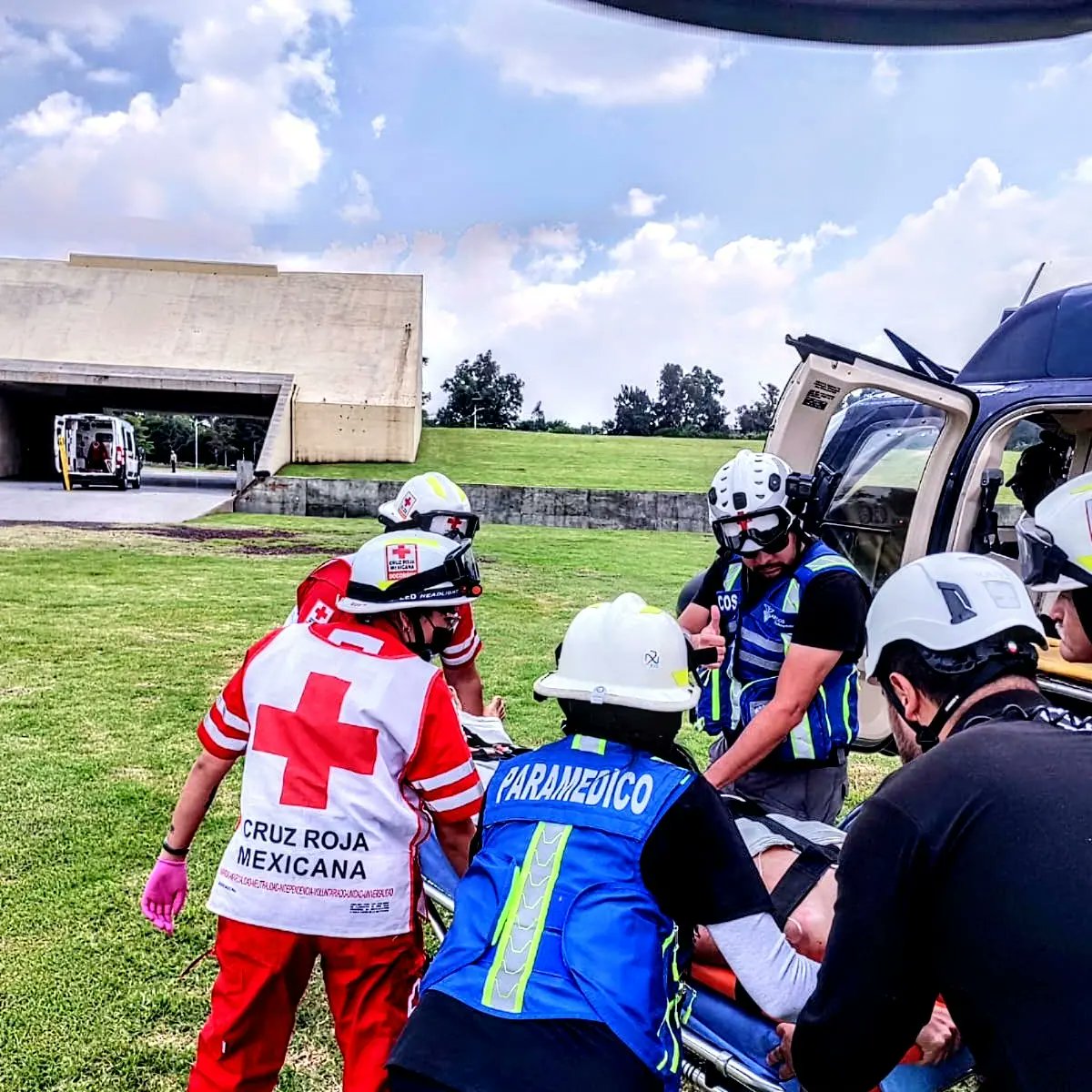 Diego_arcos's tweet photo. Hoy colaboramos con Cruz Roja Mexicana, Cóndores y el parque Bicentenario en el descenso de helicóptero con paciente crítico https://t.co/NO3mc06cWh