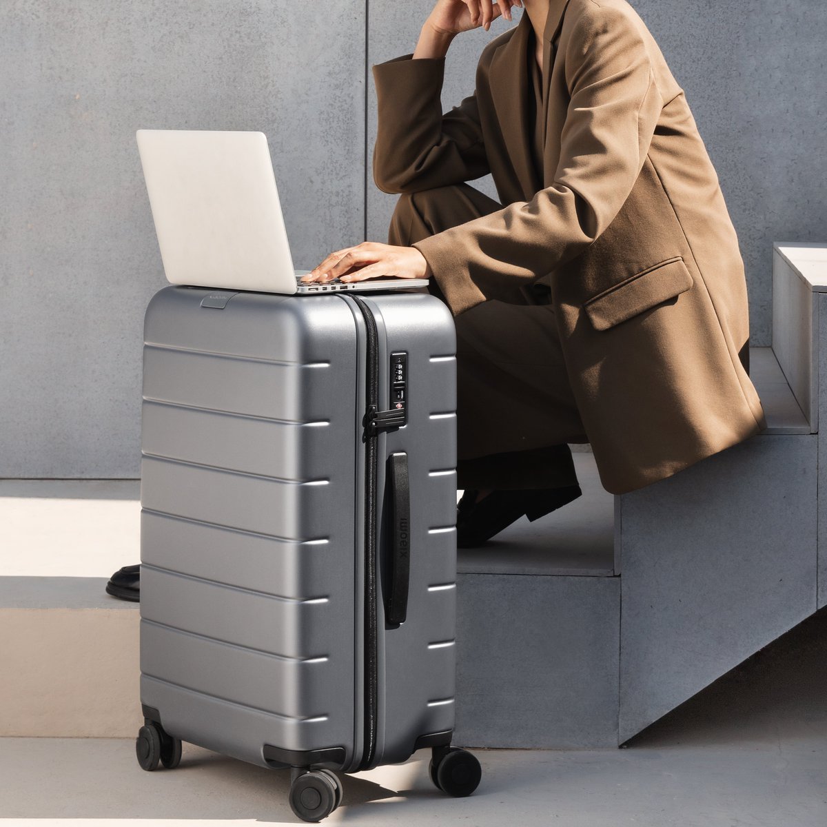 XiaomiJapan's tweet image. 【新登場！Xiaomi スーツケース Classic Pro】
2色×3サイズ展開です。
軽く頑丈で、シンプルなデザインです。

「Xiaomiが出すならスマホの充電とかできるの？」
とか聞かないでください。
マジでシンプルなスーツケースです。
価格は12,800円から。
#シャオミなにしてんの
mi.com/jp/product/xia…