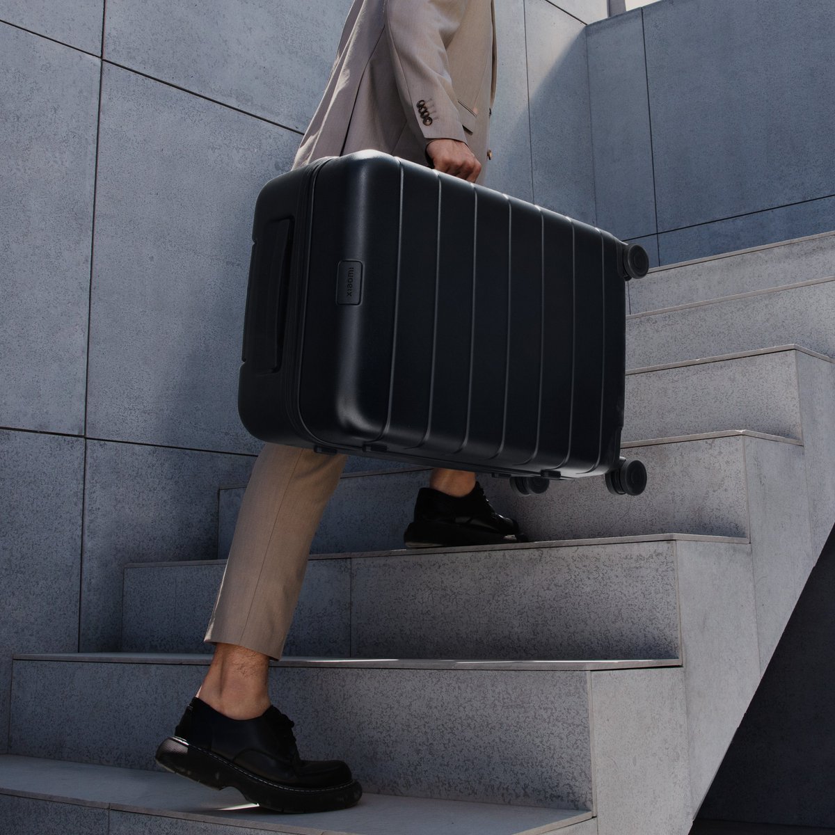 XiaomiJapan's tweet image. 【新登場！Xiaomi スーツケース Classic Pro】
2色×3サイズ展開です。
軽く頑丈で、シンプルなデザインです。

「Xiaomiが出すならスマホの充電とかできるの？」
とか聞かないでください。
マジでシンプルなスーツケースです。
価格は12,800円から。
#シャオミなにしてんの
mi.com/jp/product/xia…