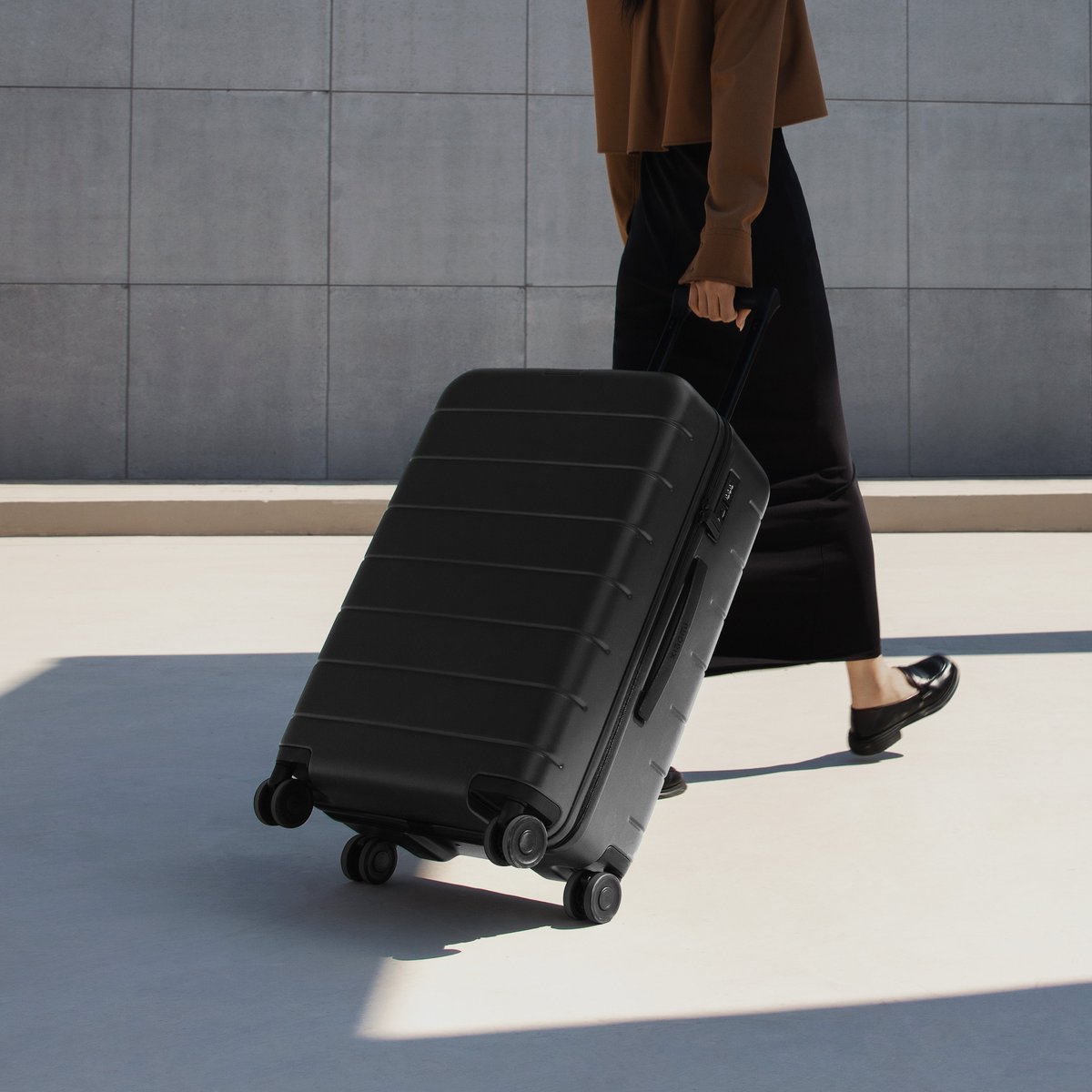 XiaomiJapan's tweet image. 【新登場！Xiaomi スーツケース Classic Pro】
2色×3サイズ展開です。
軽く頑丈で、シンプルなデザインです。

「Xiaomiが出すならスマホの充電とかできるの？」
とか聞かないでください。
マジでシンプルなスーツケースです。
価格は12,800円から。
#シャオミなにしてんの
mi.com/jp/product/xia…