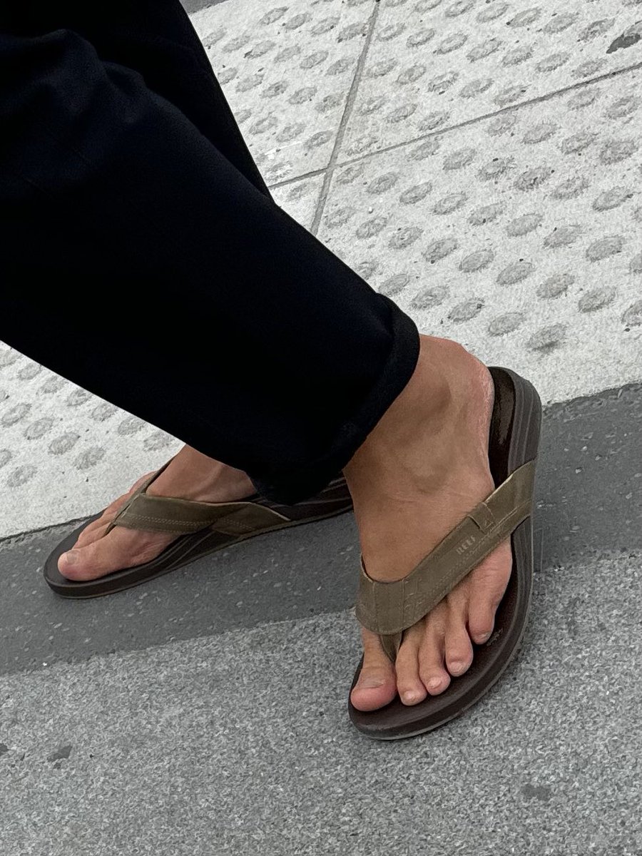 pieds007's tweet photo. Games of the XXXIII Olympiad…Sur les Champs-Élysées

Beau homme en tongs…handsome man in Reef Flip Flops… https://t.co/Cp8M2JEDIP