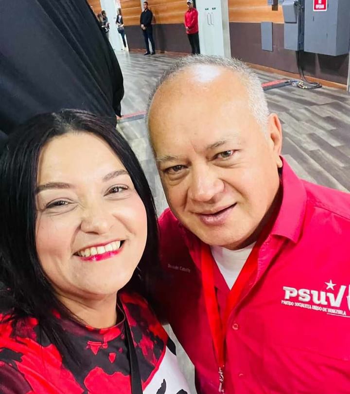 Bitacora58news's tweet photo. #ALERTA DE SAPO
#CARABOBO 
#NAGUANAGUA
Los vecinos de #Naguanagua denuncian a la diPUTAda
DANI GAMBOA de estar vendiendo a los vecinos que protestaban  sector la burbuja.
SE CREE INTOCABLE DICEN...!! https://t.co/yISaIKSiOB