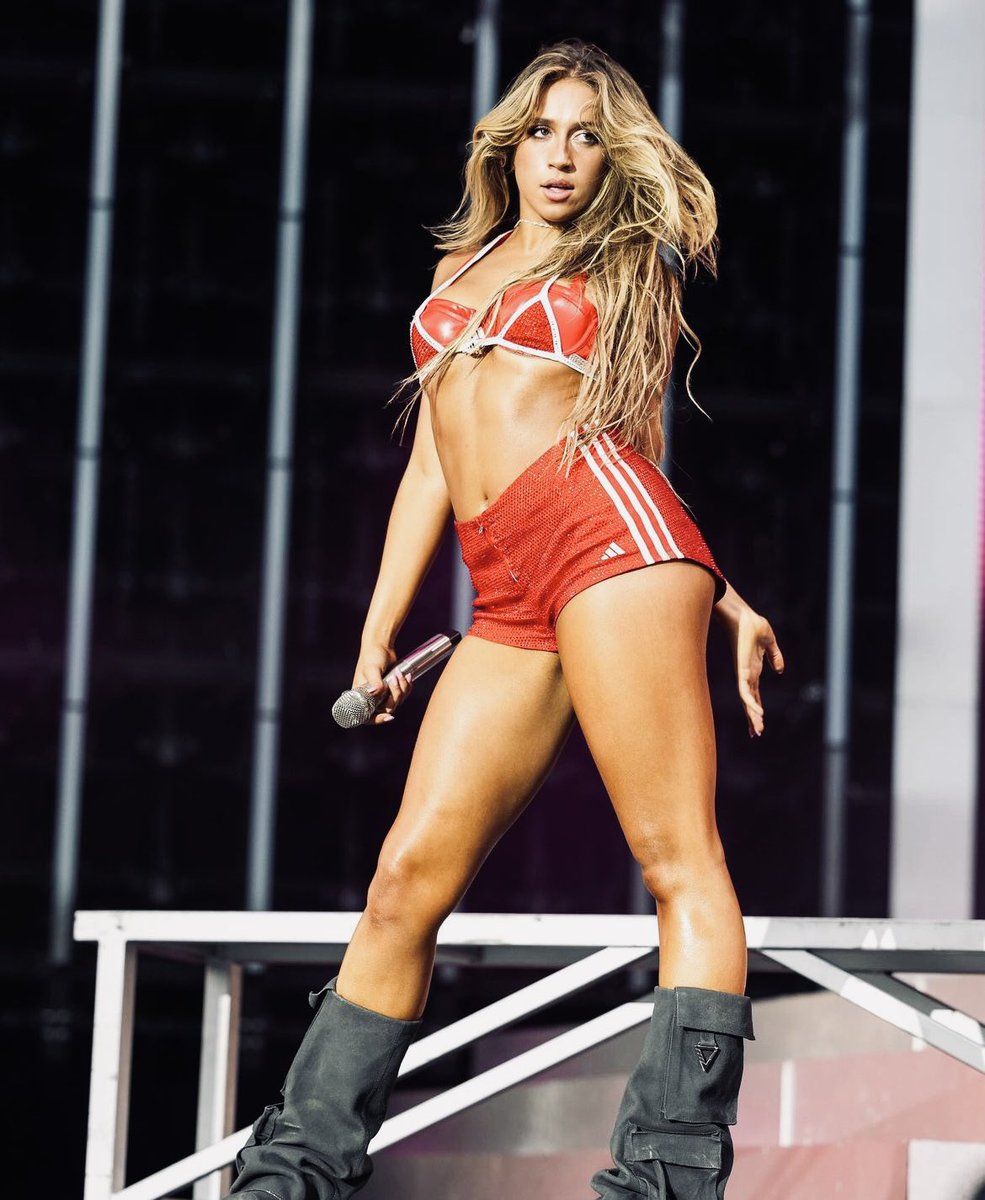 fckingblond's tweet image. ⭐️had to do a lil stop at lolla 📍🪩