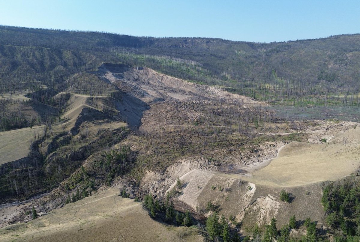 🚨 STAY OUT OF CHILCOTIN RIVER VALLEY &amp; AWAY FROM FRASER RIVER.

Overtopping of Chilcotin landslide is likely tonight. Flows through Chilcotin could rise to 21m. Rapid erosion can destabilize slopes, resulting in cascading landslides above &amp; below dam.
news.gov.bc.ca/releases/2024W…