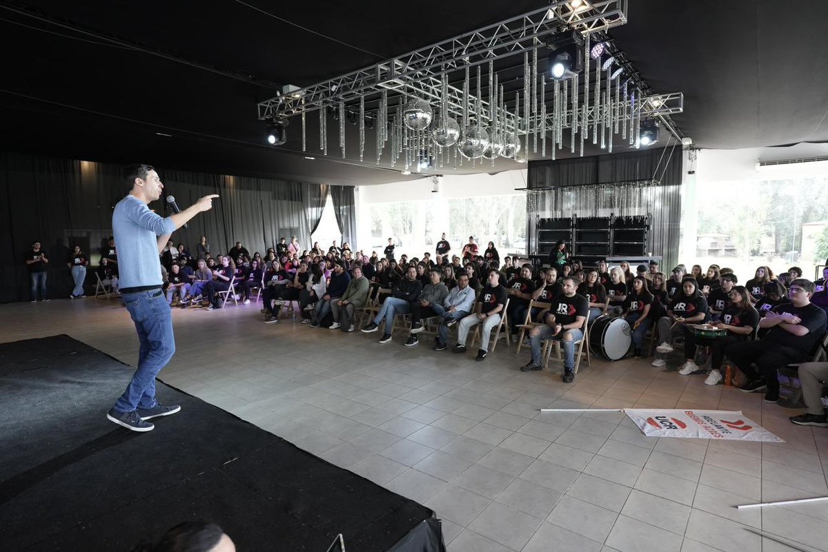 Adelante la JR

Nada mas disruptivo en este momento que 250 pibes de cada punto de la provincia hablando de política y de como cambiar su metro cuadrado y el mundo.

Gracias por inspirarnos.