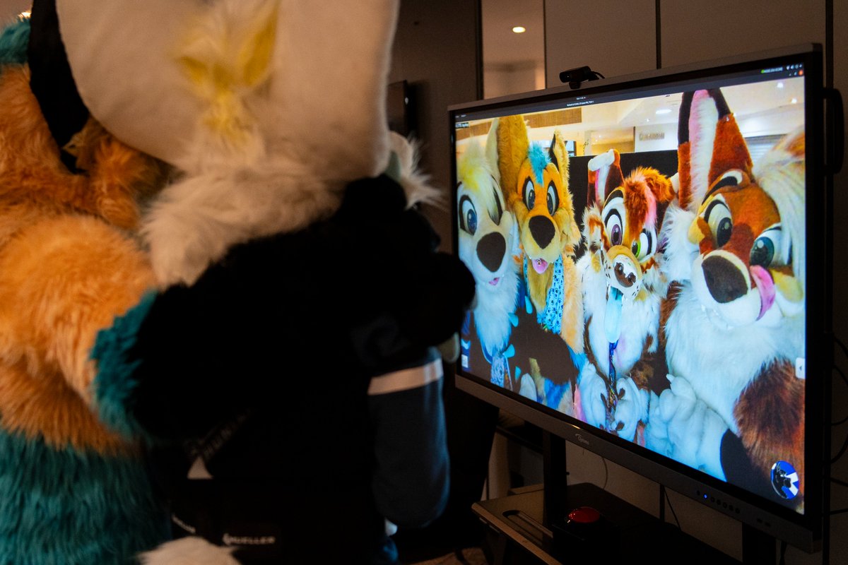 That feeling when it's the last night of the con and it's all gone by so fast.

#MorefurlessMonday

📸: @antle_rs