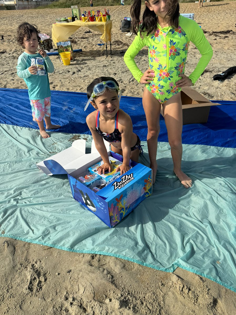 crheinha's tweet photo. Thanks @tryazon and @zhuzhupets_official for letting us host a #ZhuZhuPets #ZhuZhuAquarium party along with Eloise’s birthday party!  These little fish are adorable swimming in their aquarium. This is definitely a pet I can support #NoMessPets #walmart and #tryazon https://t.co/VszMVti9XT