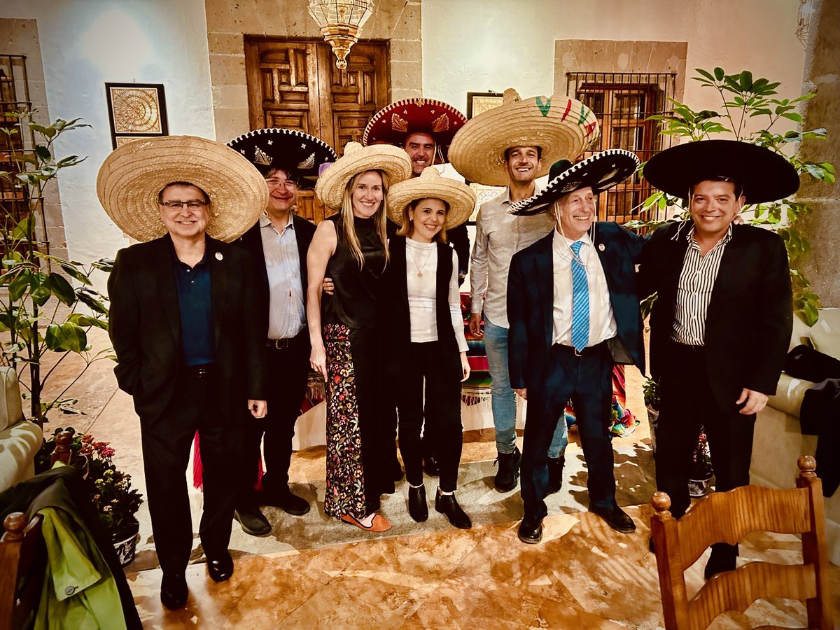 drEdgarFuentes's tweet image. #sonecom2024

3️⃣ espectaculares días llenos de imágen cardiaca 🫀🖼️ 🪄 .

Un gran honor compartir y aprender con grandes profesores, maestros y amigos @VDelgadoGarcia @lpbadano @JRodriPalomares @FedericoAsch 

@SONECOM_AC 🇲🇽 

Muchas gracias @VazyurVasquez