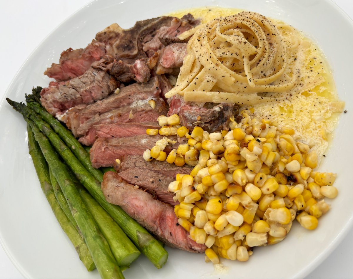 jenkovalov's tweet photo. T-bone steak for dinner. Grilled corn & asparagus. Fettuccine Alfredo. Happy Sunday! π©·π«Άπ» #ChefMama #APE #FoodPorn https://t.co/5yYk2CUOBY