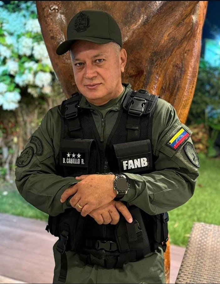 ElCuartoRoj0's tweet photo. "Cuando el clarín de la Patria llama, hasta el llano de la madre calla..."

Capitán @dcabellor uniformado y preparado para defender a Venezuela en cualquier circunstancia. 

Y como el, millones de venezolanos con @NicolasMaduro 🇻🇪 https://t.co/eN9ngfy3zj