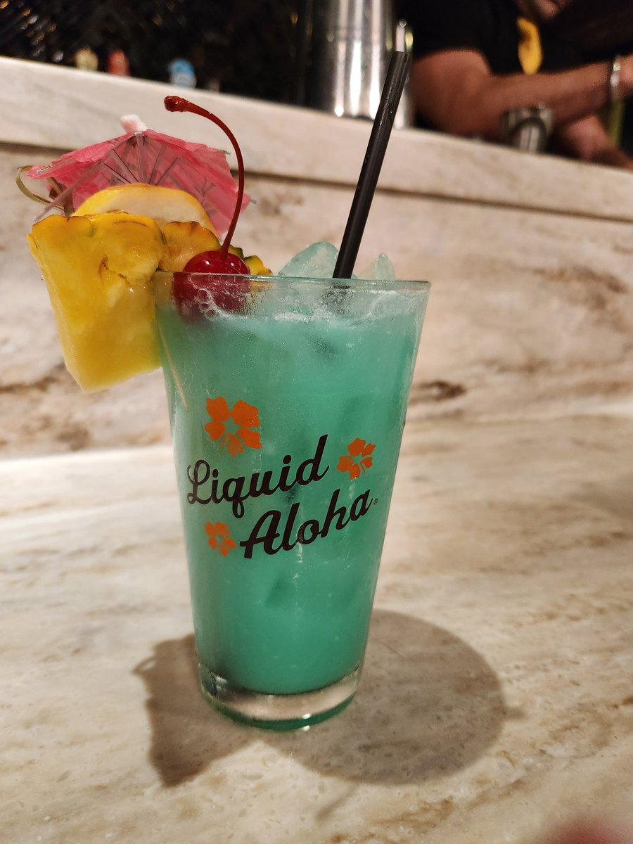 Emi1yBlake's tweet photo. "Boat drinks"... or blue drinks? Any other blue drink recommendations, @jimmybuffett? Here we have a Blue Hawaiian and Blue Crush #boatdrinks #bluedrinks #somewheretropical https://t.co/4oMgRmvVIH