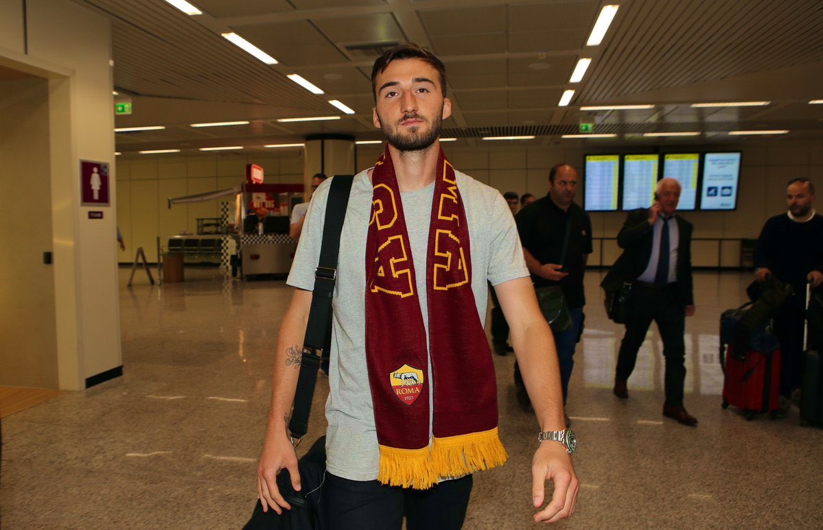 🚨 According to <a href="/IlarioDiGiovamb/">Ilario RadioRadio</a> Aston Villa have made a €20M bid for Cristante and Roma are reflecting on it. 🇮🇹🏴󠁧󠁢󠁥󠁮󠁧󠁿

Important note is Monchi (Villa sporting director) brought Cristante to Roma in 2018 when he was the sporting director of Roma. He appreciates the player 👀