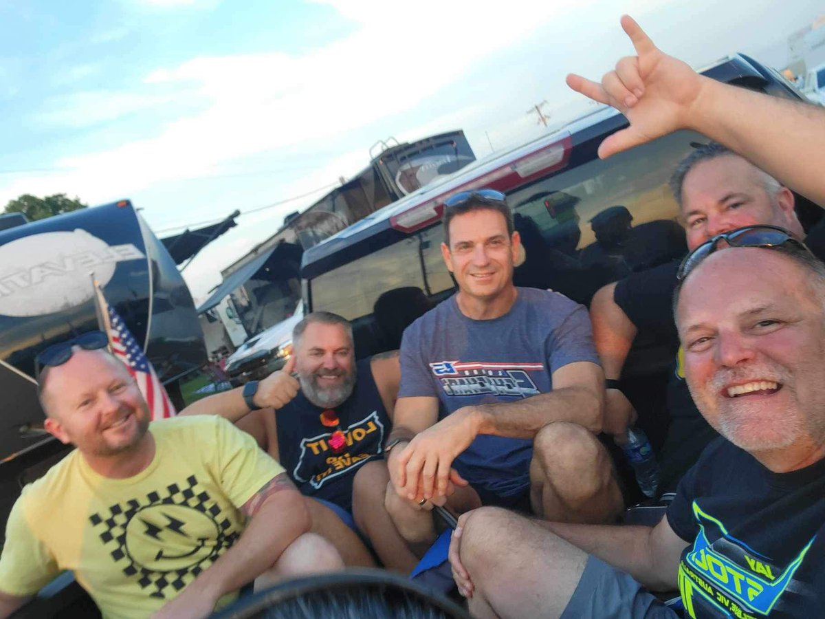 Bus House Gang tweet media