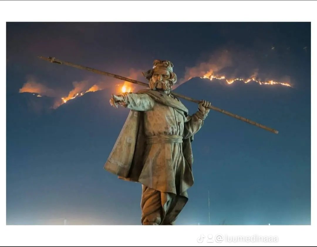 Lume15's tweet photo. Mi Rioja se quema,sus cerros iluminados por el fuego 💔 
#LaRioja #IncendioForestal https://t.co/C0oLlsXa4R