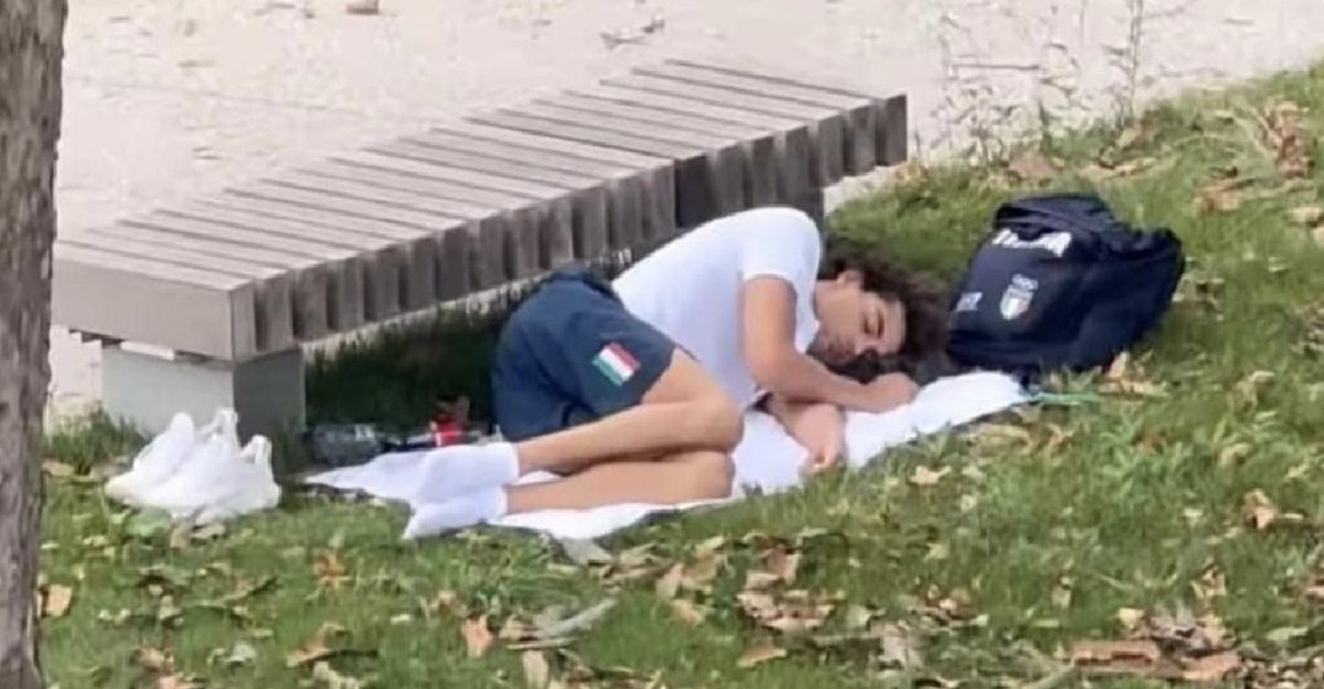 夏季五輪で選手村宿舎にエアコンがないという信じ難いパリ五輪｡暑さに耐えられなくなったイタリアの100m背泳ぎ金メダリスト､トマス･チェッコン選手が選手村内の公園で昼寝をしている姿が話題に｡ポリコレ､食事､空調､審判…あらゆる意味でアスリートを“二の次”にした史上最低五輪