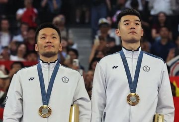 TPETWROC1010's tweet photo. 狂賀中華隊奧運雙人羽球對打金牌🏅
頒獎典禮奏響中華民國國旗歌 https://t.co/CSb5yxyqdO