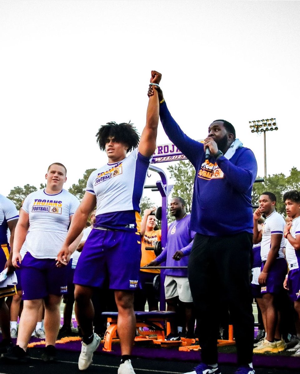 apeathletes's tweet image. 455lbs Bench💪🏽Congrats to Daphne Lift-thon winner @TalibGraham (Ole Miss) commit breaking the school record 🦍🔥 #strength #edgerusher #daphnehs #highschoolfb  #DE #OleMiss #rivals #alabamafb